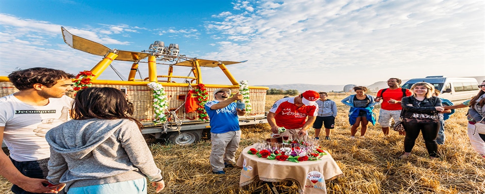 kapadokya balonda doğum günü kutlaması